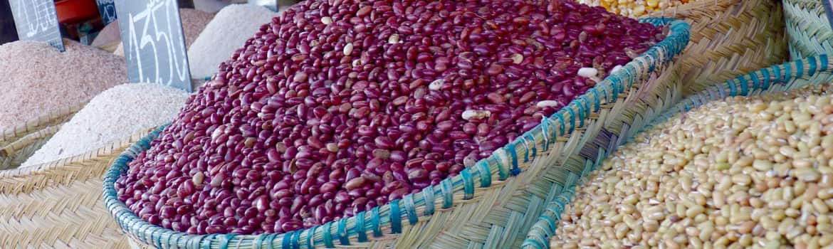 Paniers de grains sur le marché, Madagascar © Clémence Picard, Cirad 